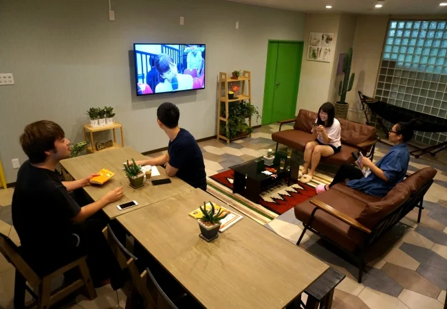 みんなでテレビを見ながらご歓談♪
