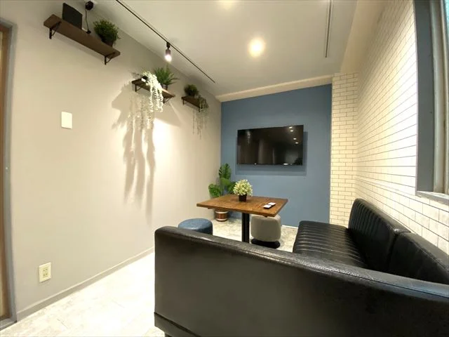 ゆったりソファーと採光で心地いい団欒が出来ます♪