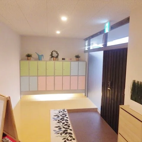 パステル調の靴箱。明るい雰囲気の玄関。