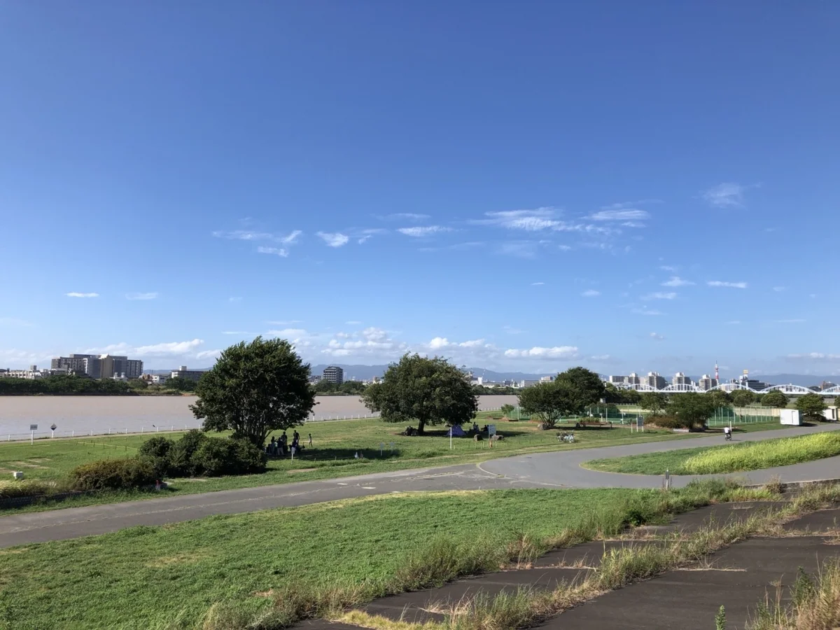 ハウスの近くは河川敷！BBQも楽しめる最高のロケーションです