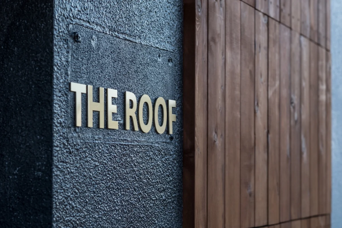 「THE ROOF」のサインが目印です。