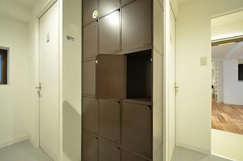 各部屋ごとに使用できる収納棚の様子。シャンプーや洗剤などをし