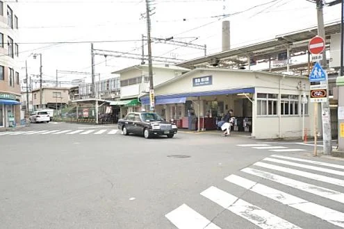 駅から徒歩1分。付近にコンビニもあります。