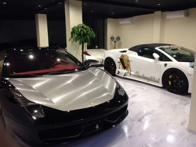 1階はスーパーカーのショールーム