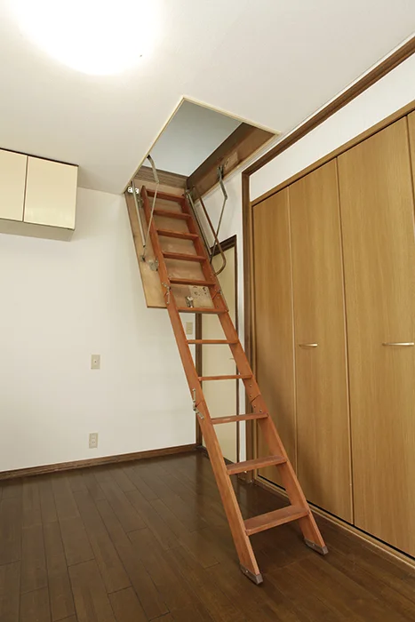 屋根裏にスペースがございます