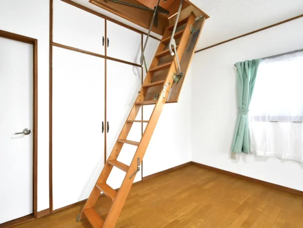 301号室　屋根裏に上がる階段(収納可能)