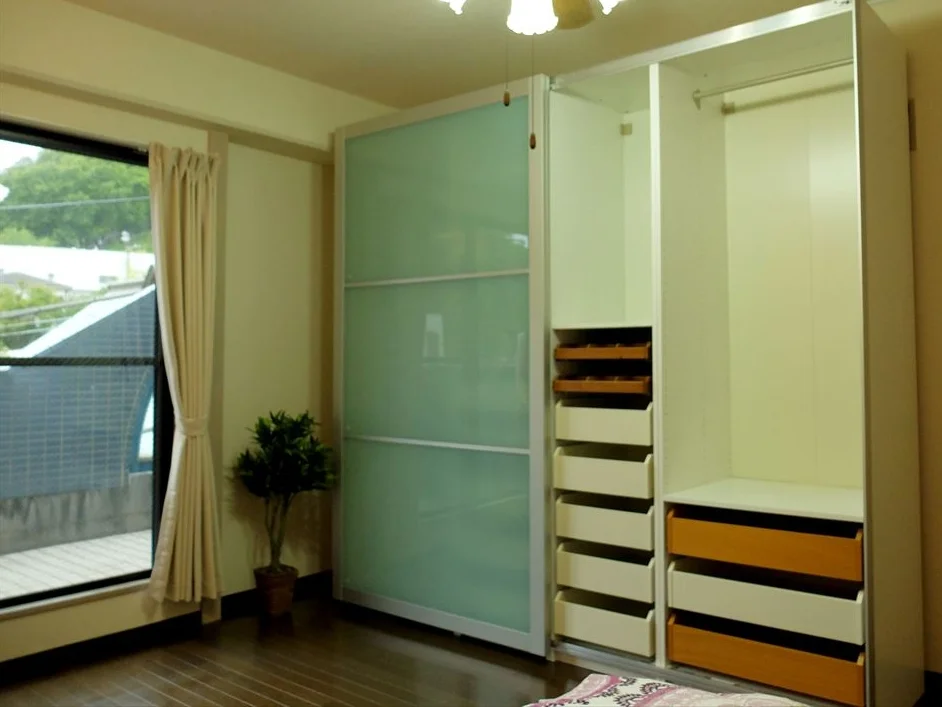 壁一面の収納棚付きの女性にオススメなお部屋です