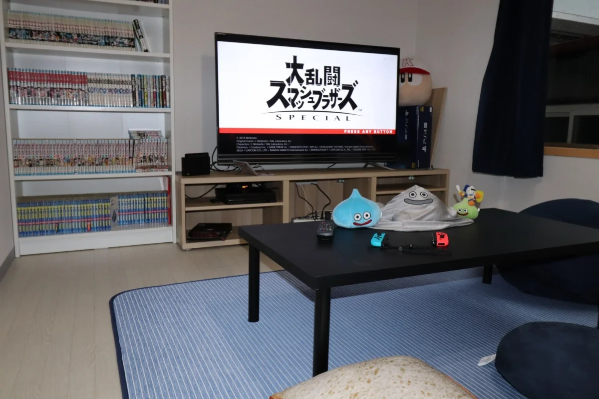 リビングルーム。60型テレビでパーティゲームや映画など