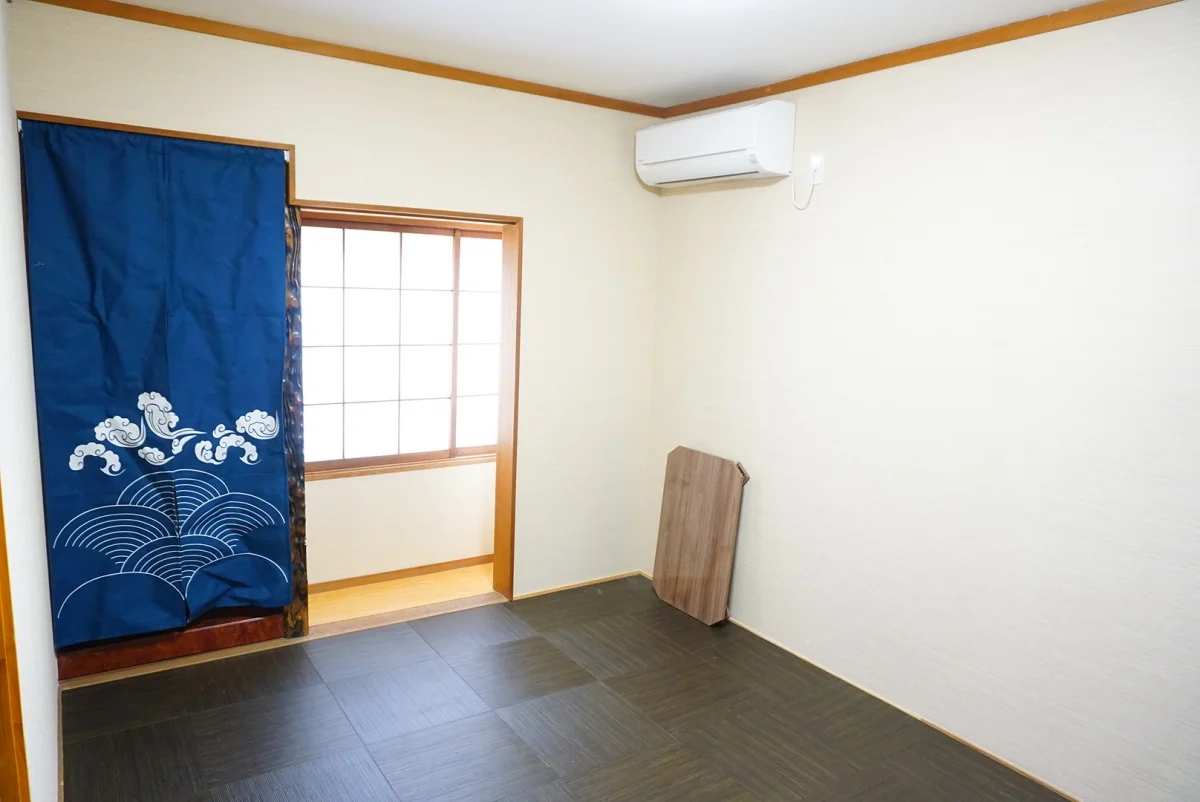 101のれんの向こうは収納。