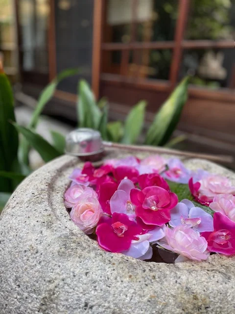 坪庭の花手水です。春バージョン。