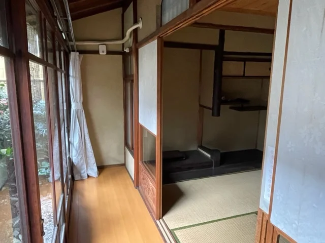 104号室は書院造りのお部屋で、飾り棚も素敵です。