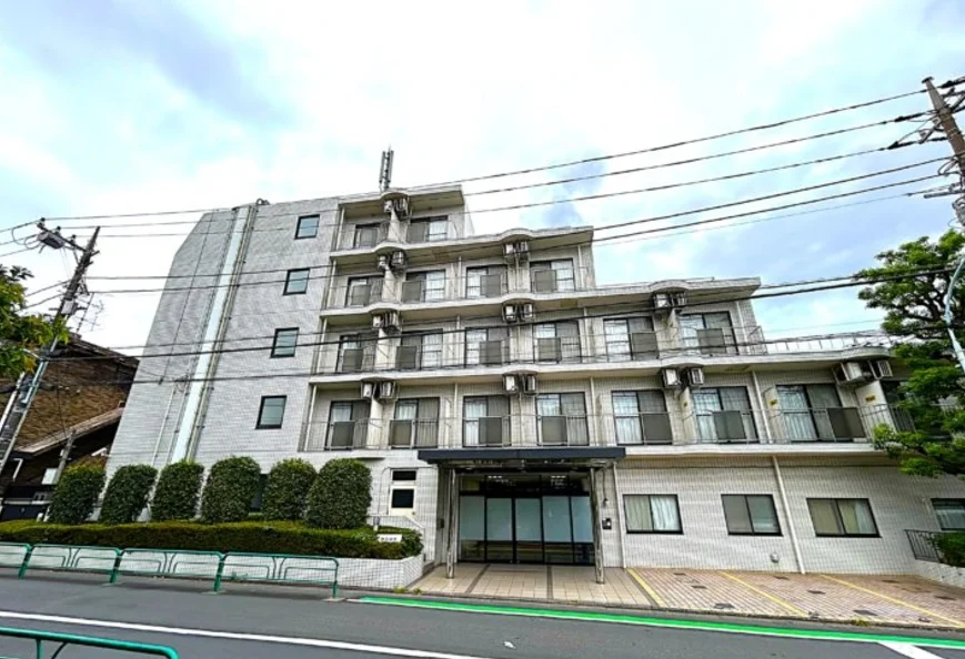 入口はオートロックとなっております。
