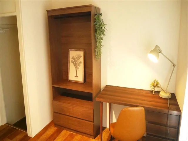 存在感のある収納棚とカフェのような家具で揃えました！