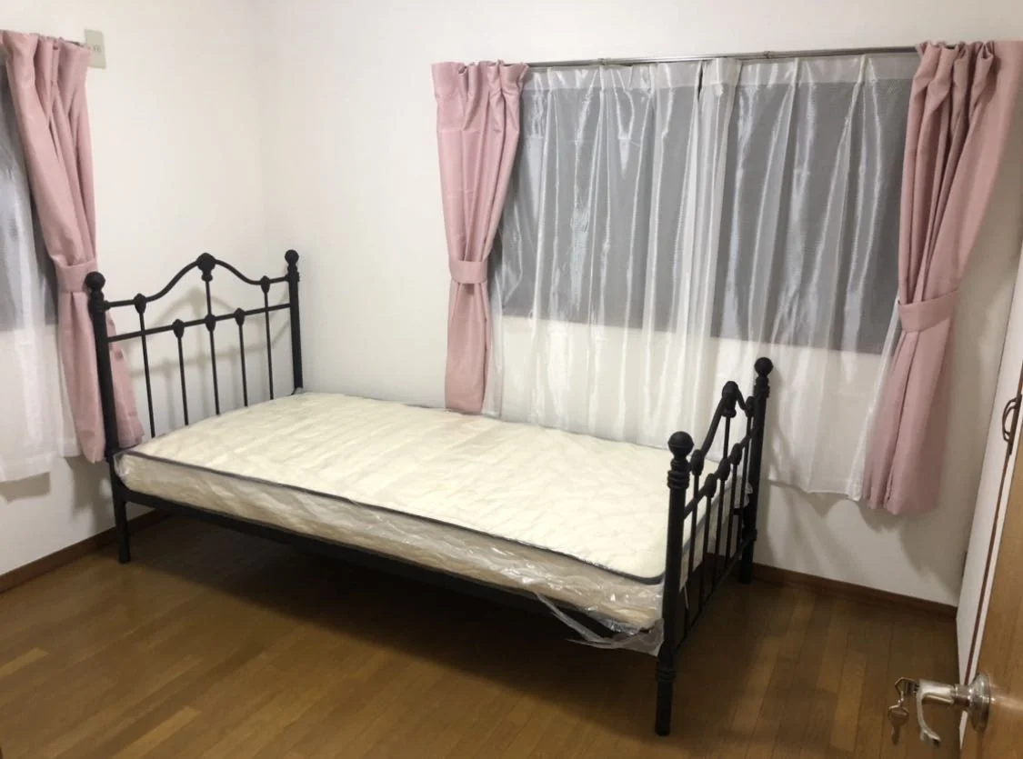 <302>クローゼット2個付きの4.5畳の洋室。