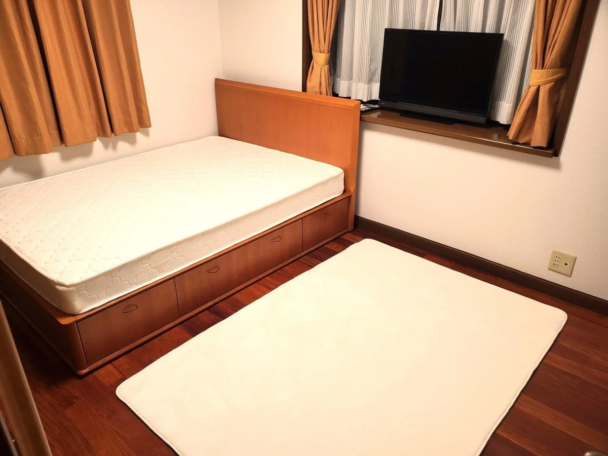 ダブルベッドに大きなテレビ